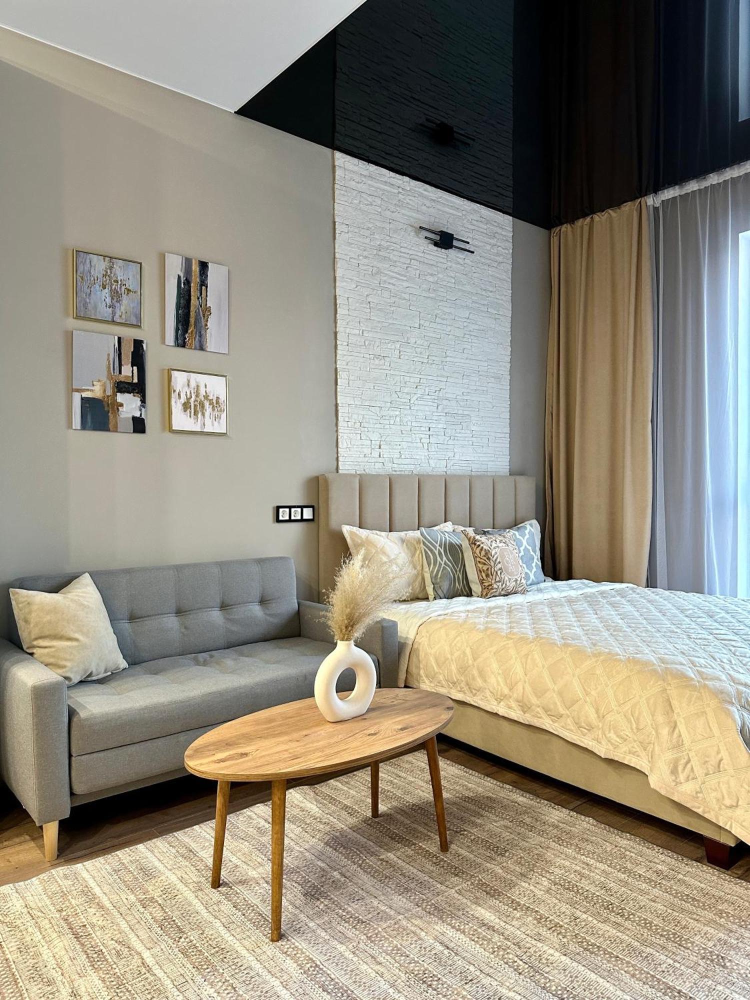 4 Seasons Black Apartment *